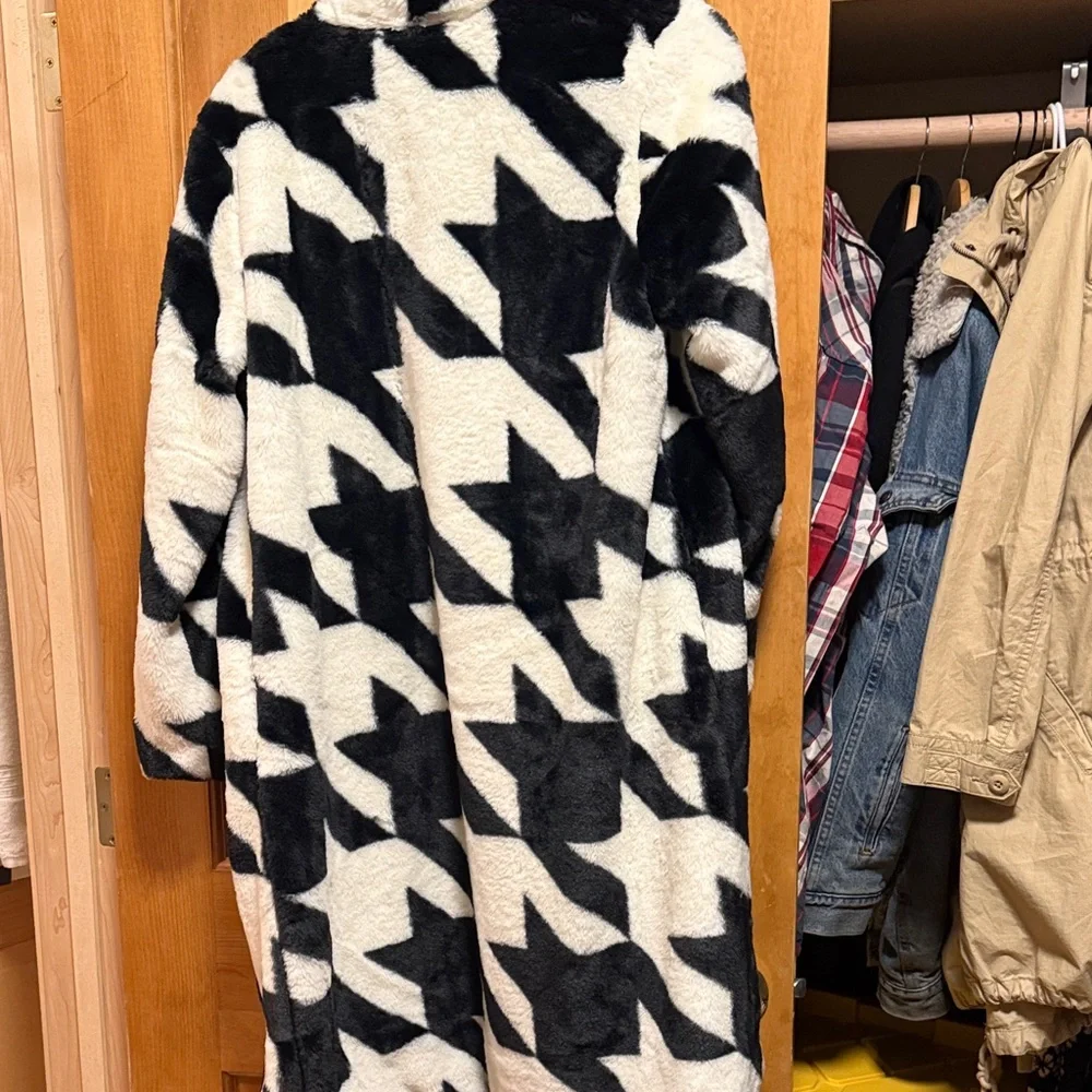 Chic Black and White Teddy Jacket - Picture 6 of 6